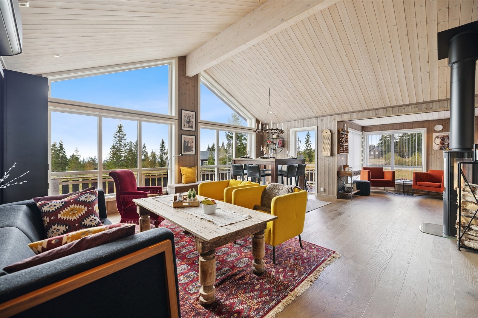 Ved oppføring av hytta falt valget på et mer eksklusivt og kvalitetsmessig parkettgulv. Galleribilde