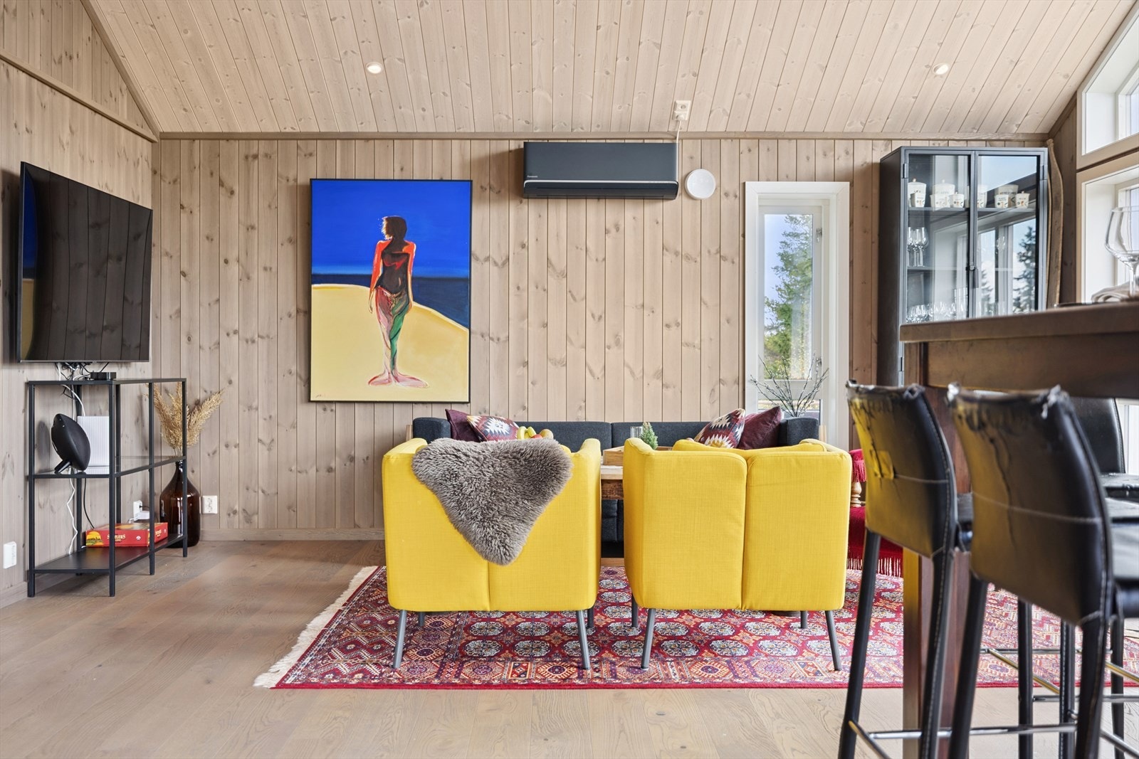 I 2022 ble det montert en appstyrt luft-til-luft varmepumpe i stuen. Galleribilde