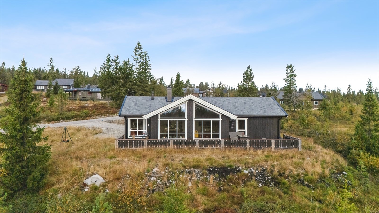 Terrassen var ny i 2021, og har dekke og rekkverk i tre. Galleribilde