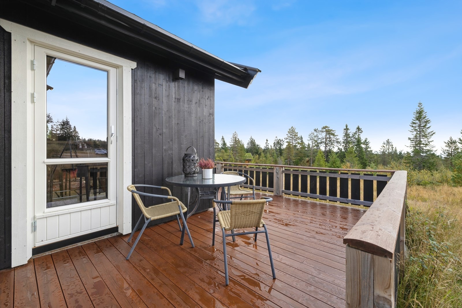 Det er montert moderne utebelysning med sensor på hytteveggen. Galleribilde