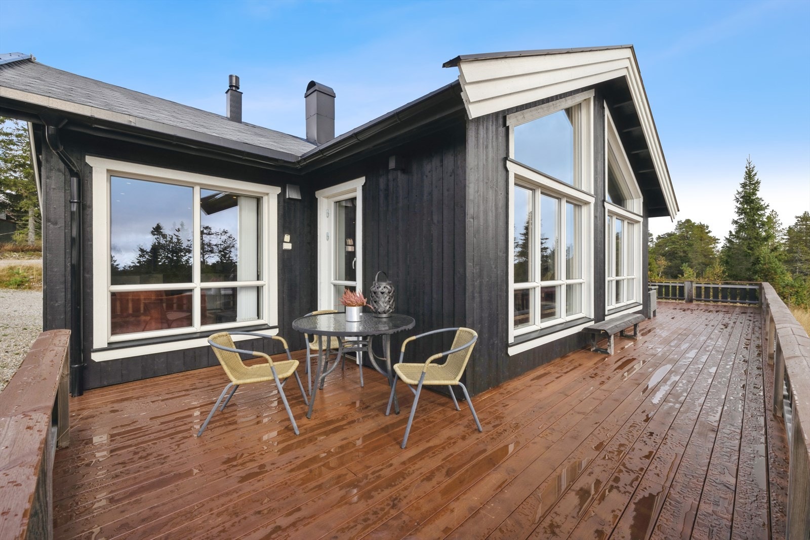 Hytta har en herlig terrasse på ca. 47 kvm med sol fra morgen til kveld. Galleribilde