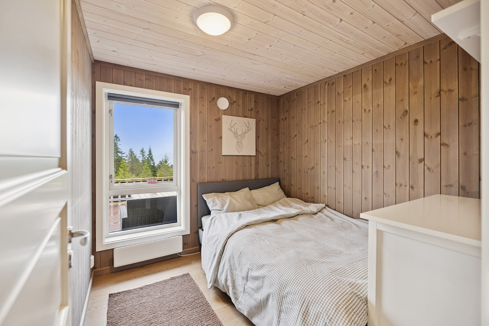 Det er hele fire gode soverom i hytta - alle fint beliggende i en egen, avskjermet del. Galleribilde