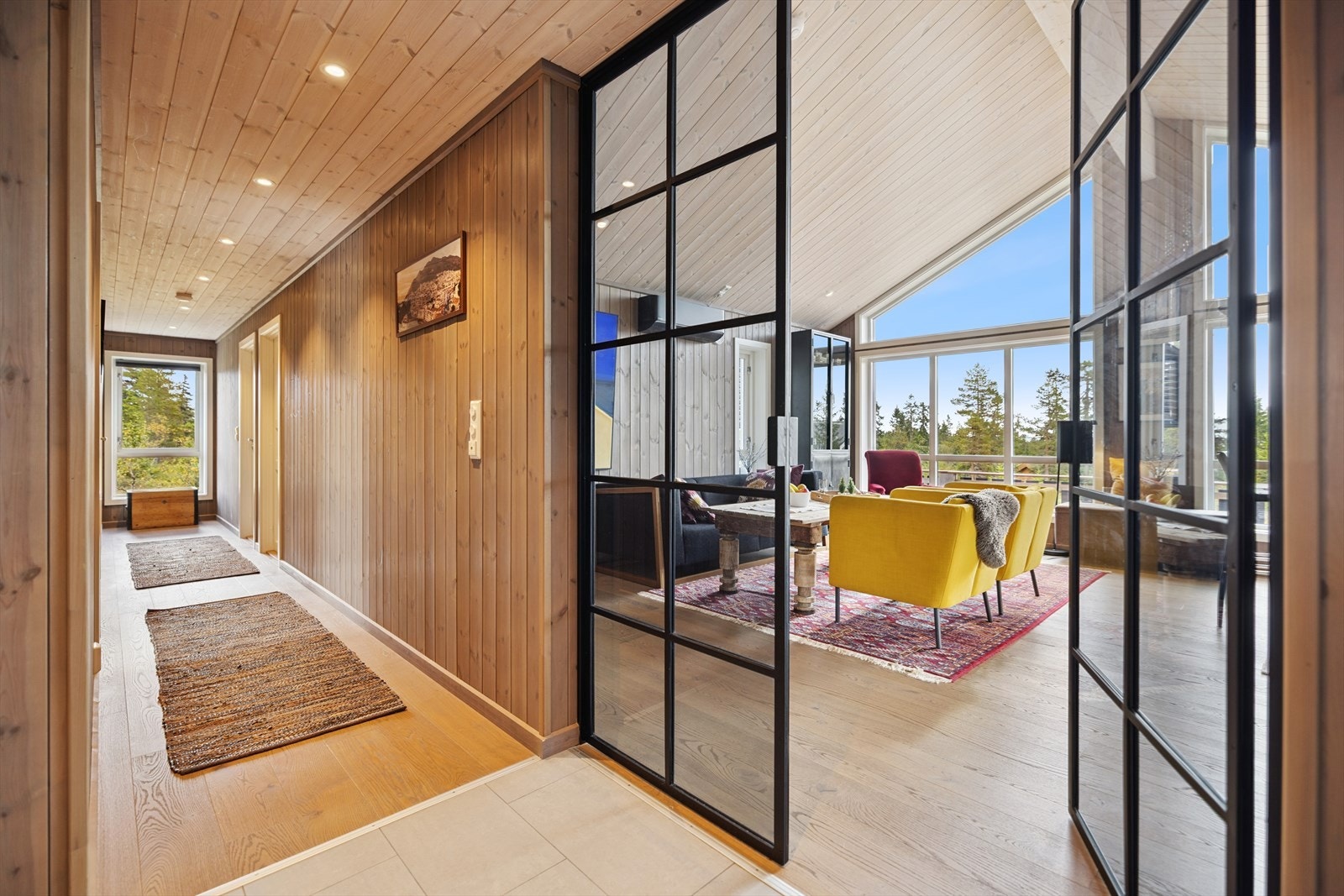 Eksklusive jerndører mellom gang og stue gir et moderne preg og skaper en lekker overgang mellom rommene. Galleribilde