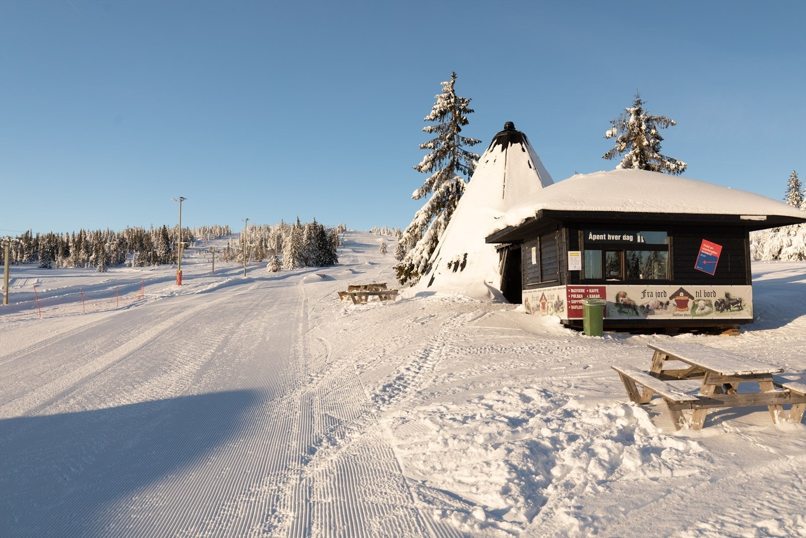Like ved alpinbakken finner du et sjarmerende serveringssted og et hyggelig, tilrettelagt område med stort lekeareal, skibånd for de minste og egen varmestue Galleribilde
