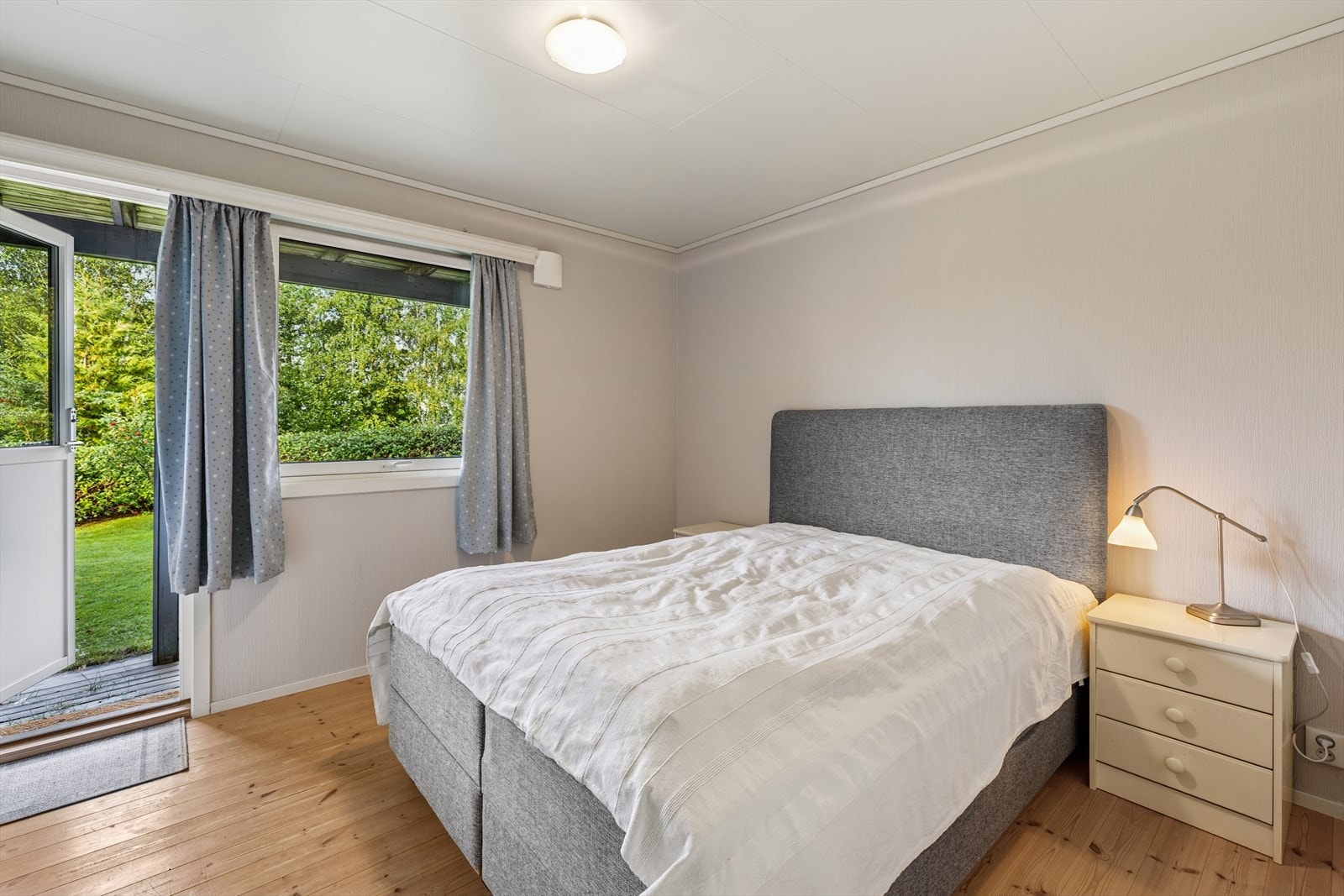 Hovedsoverommet har direkte utgang til en markterrasse på 21 kvm og til hagen. Galleribilde