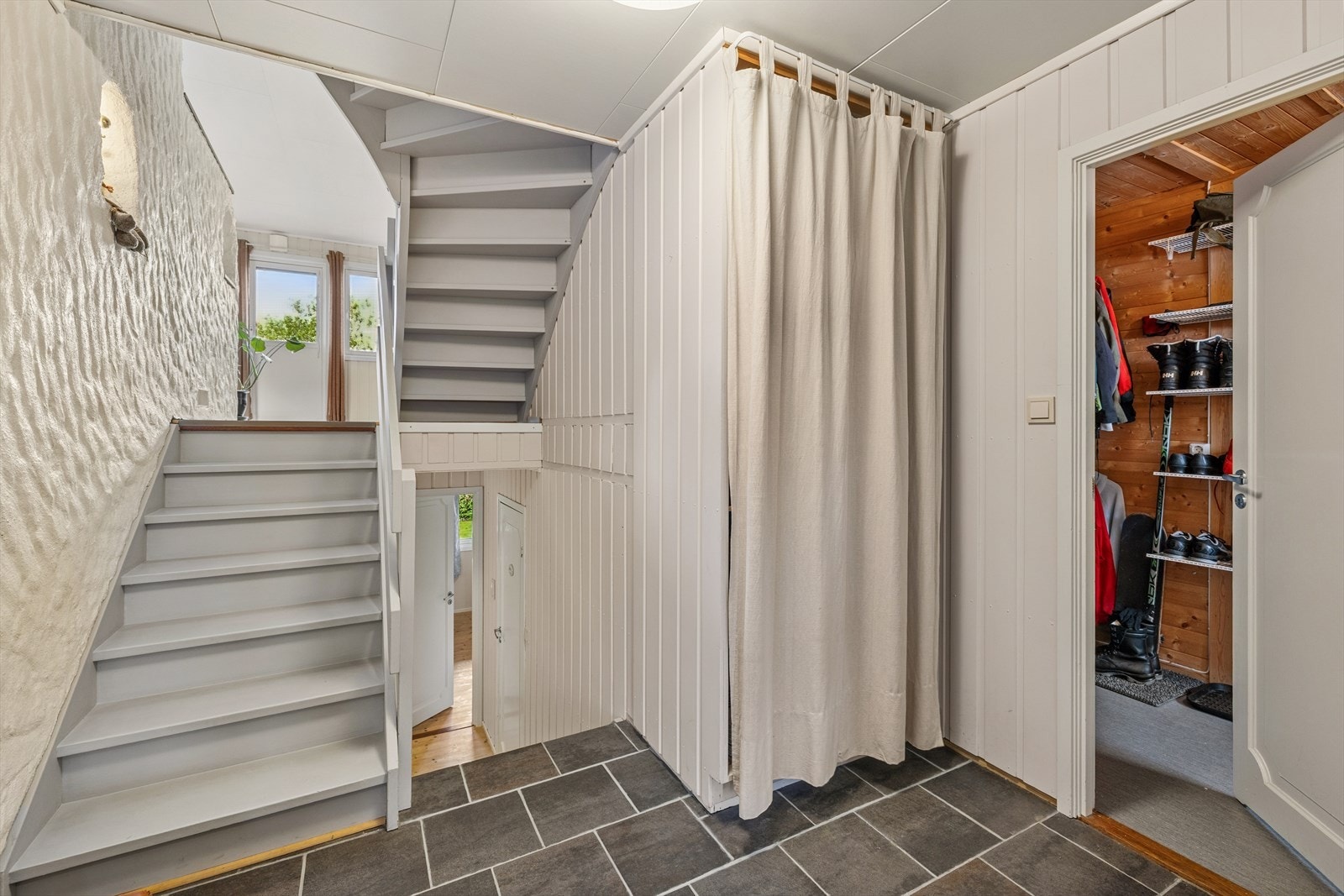 Ved entréen er det tilgang til et praktisk vaskerom og et separat toalettrom. Galleribilde