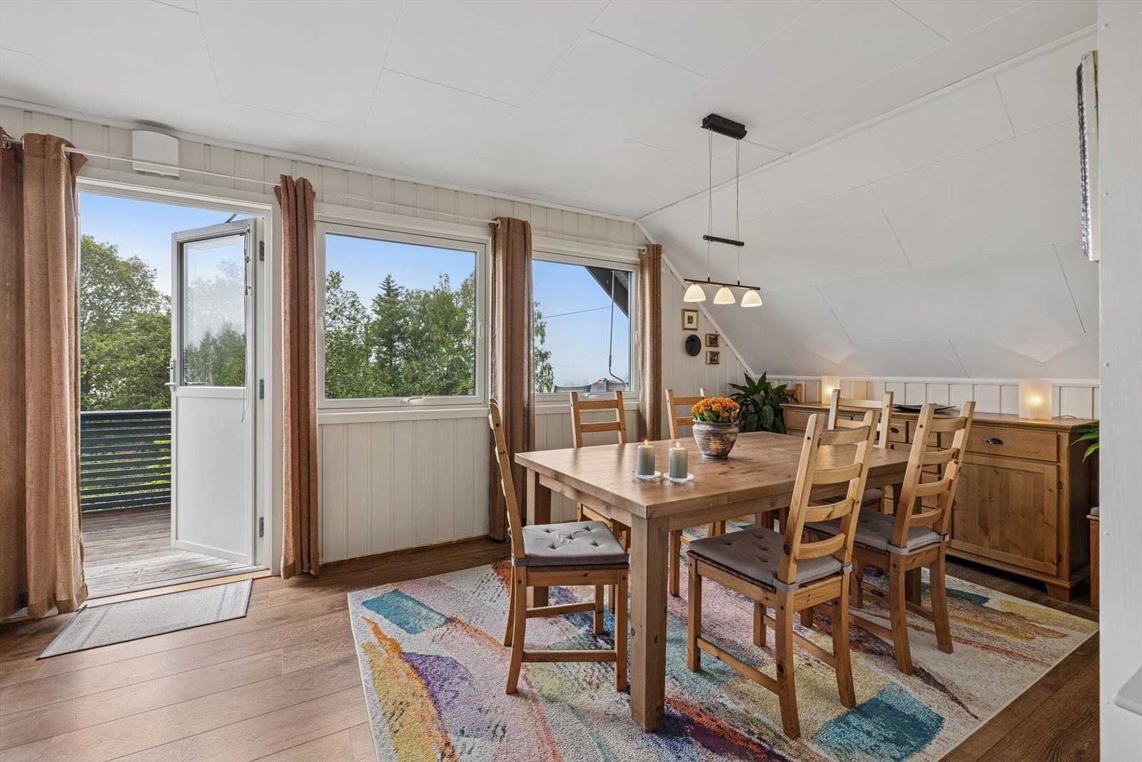 Fra stuen er det utgang til en stor, solrik veranda på 27 kvm. Galleribilde
