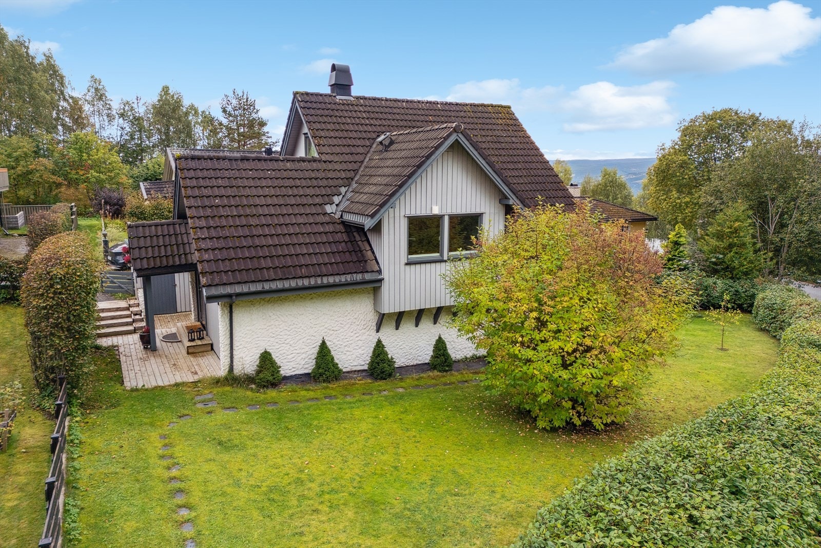 Ryllikvegen 3 er en velholdt enebolig beliggende i et attraktivt og barnevennlig boligområde i Vårsetergrenda. Galleribilde