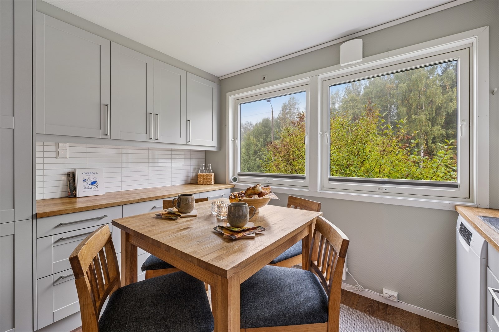 Kjøkkeninnredningen er fra 2013 og har lyse, profilerte fronter og heltre benkeplate. Galleribilde