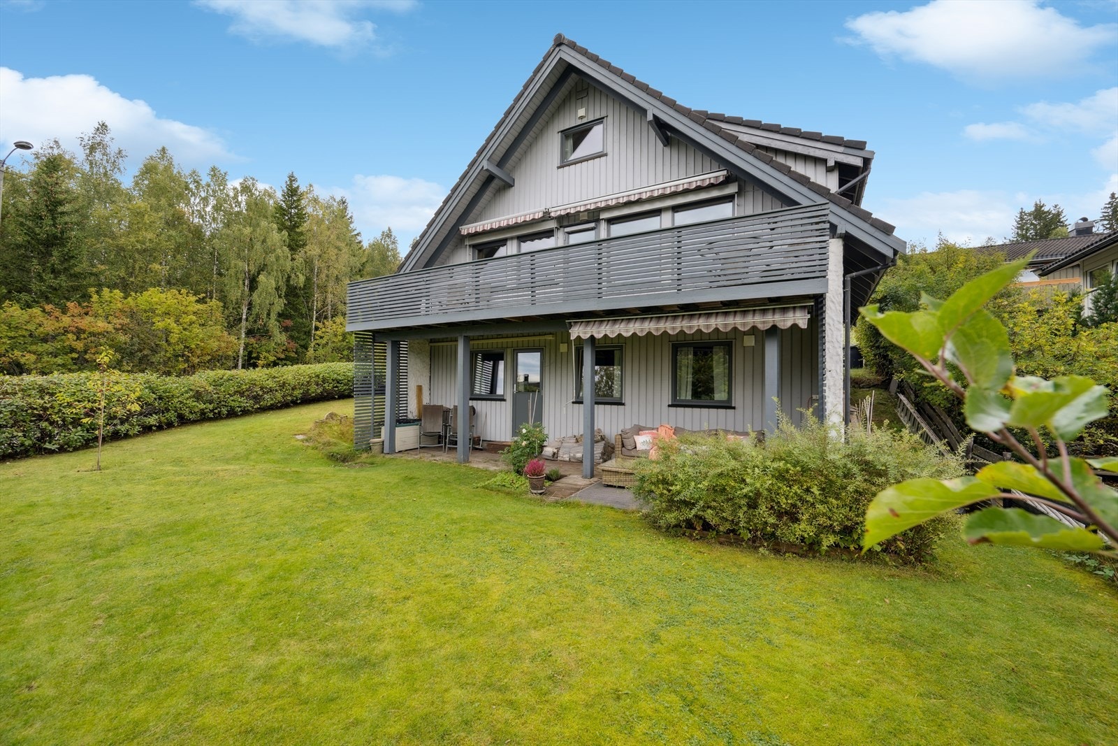 Stor hage som gir god boltreplass. Galleribilde