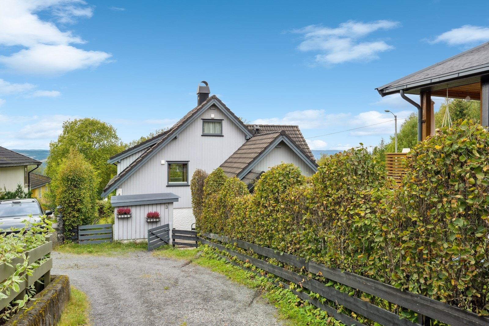 Det er felles, gruset adkomst til fire boliger. Galleribilde