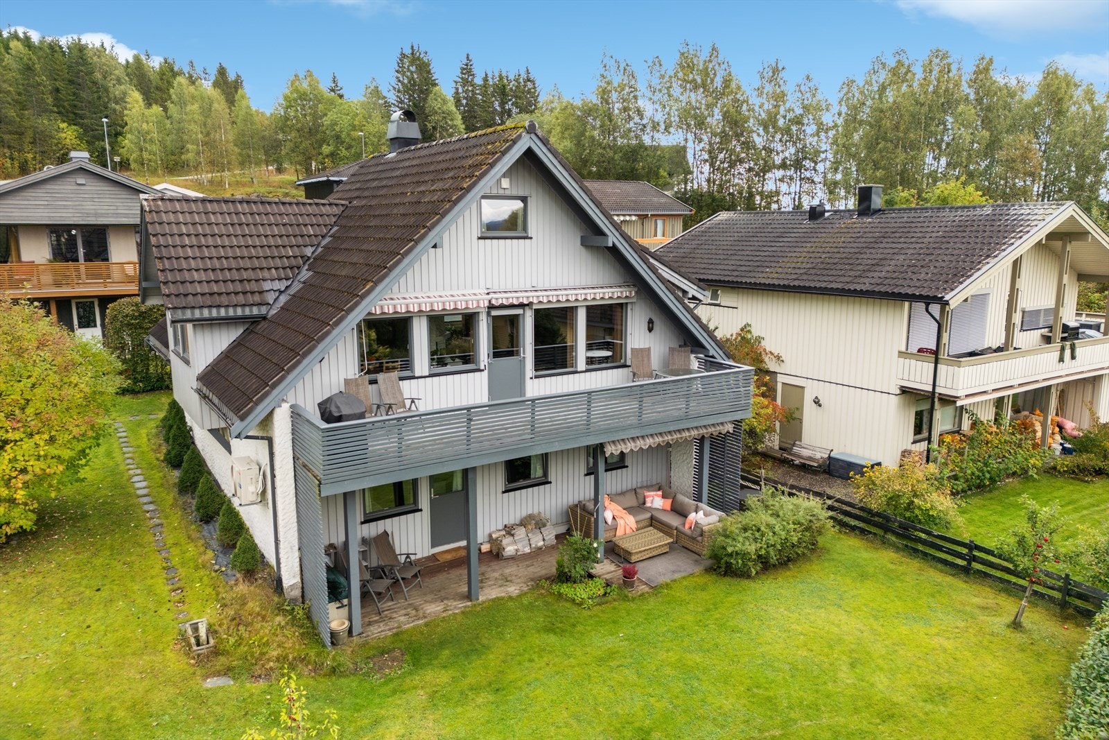 Eiendommen byr på gode solforhold, og du kan nyte fine sommerdager i godt lag, enten i hagen, på verandaen, eller en av terrasseplattingene. Galleribilde