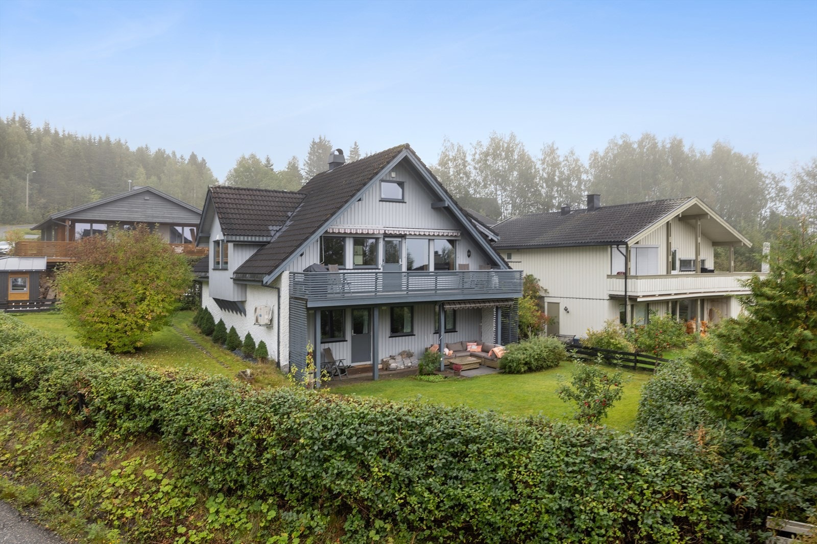 Hagen er godt skjermet med hekk, noe som gir privatliv. Galleribilde