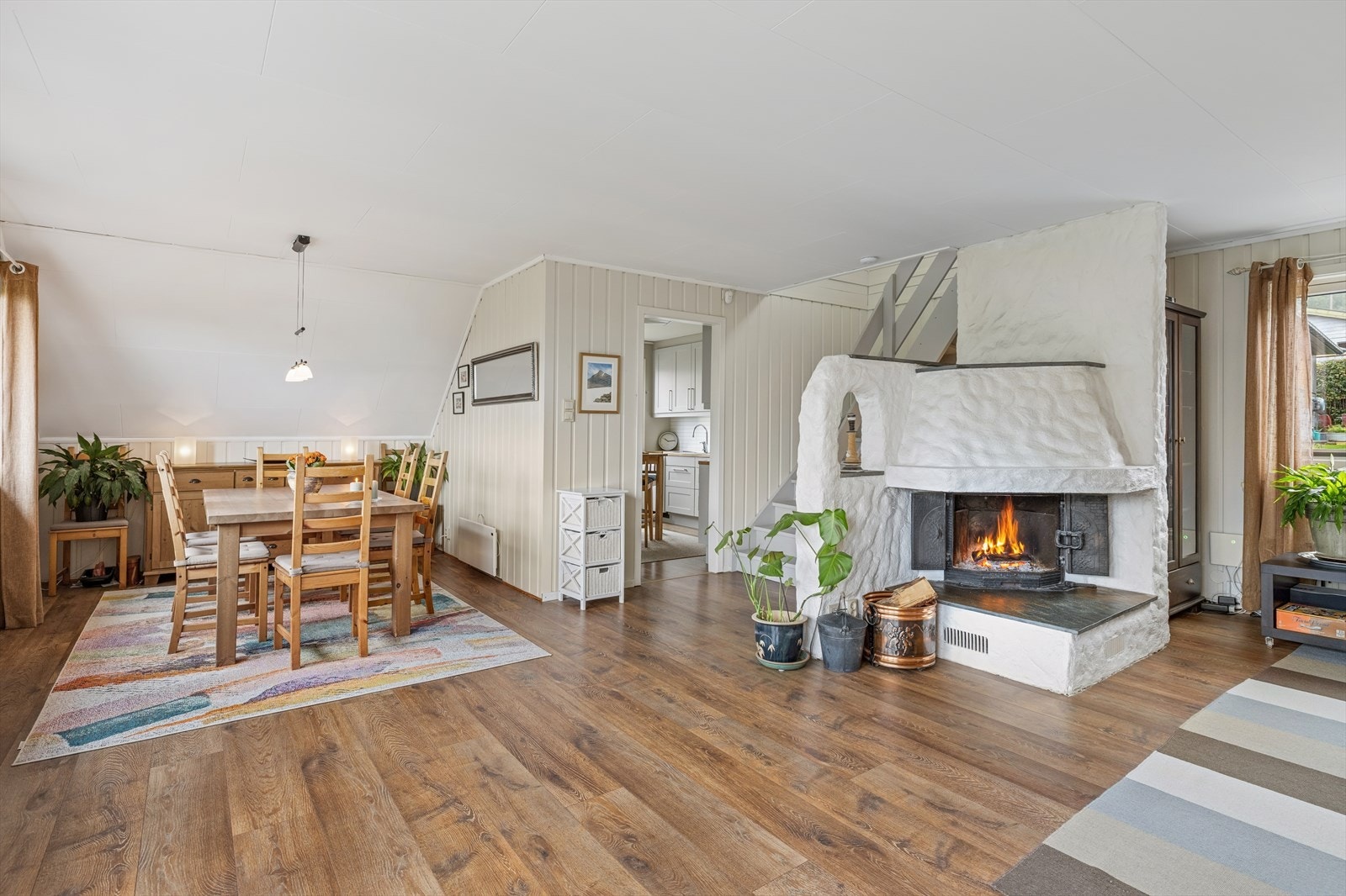 Åpen og sosial stue med god plass til å innrede flere sosiale soner. Galleribilde