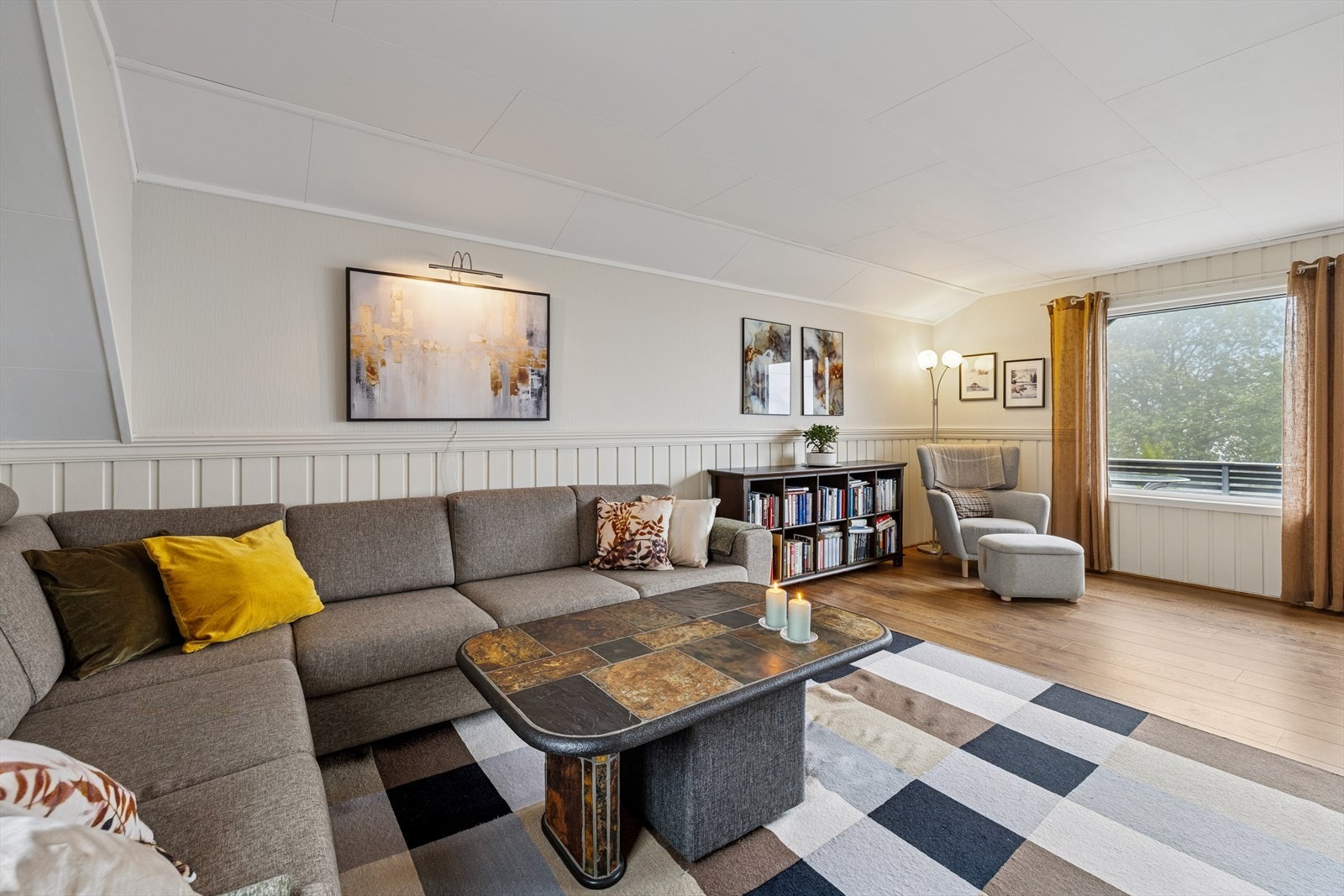 Lys og trivelig stue med fint gjennomlys. Galleribilde