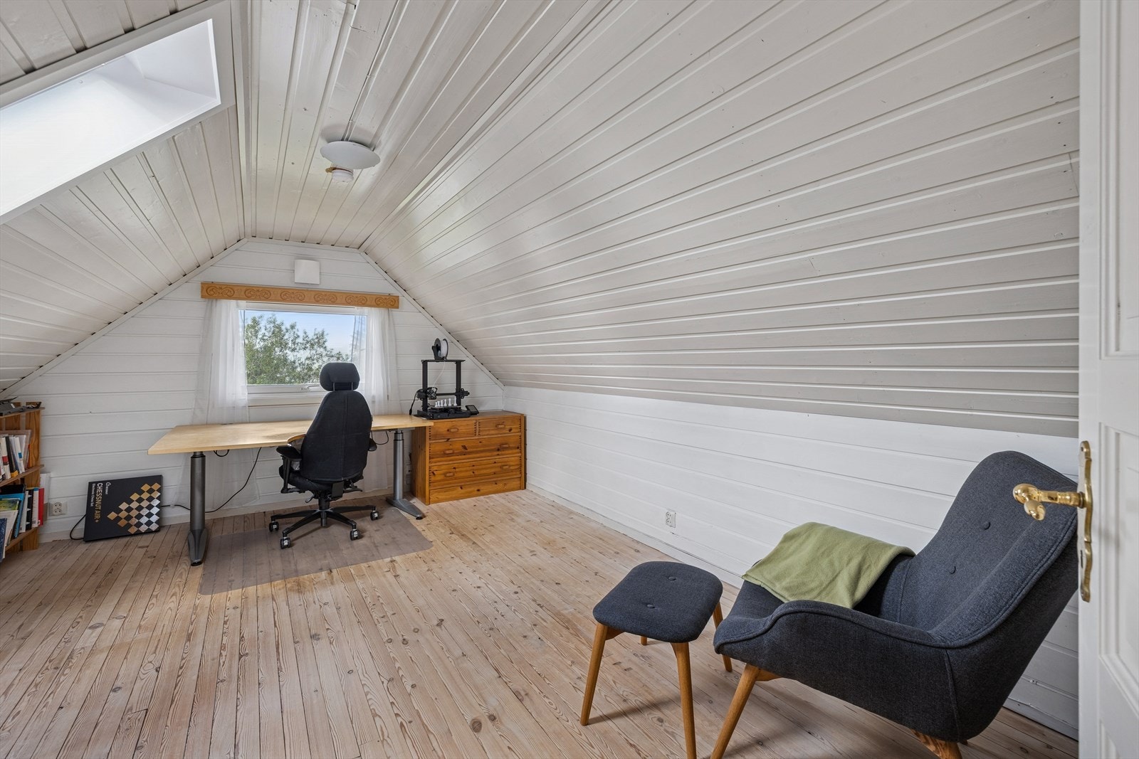 I loftetasjen er det et rom som er godkjent som "loft", men ikke omsøkt for bruk til varig opphold. Galleribilde