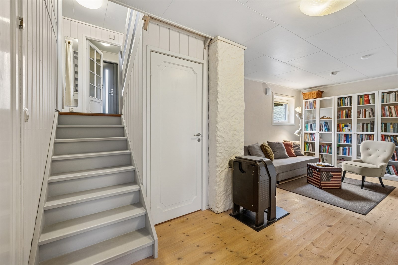 I tillegg til hovedstuen finnes det en lun og koselig kjellerstue med god plass til sofagruppe og tilhørende møbler. Galleribilde