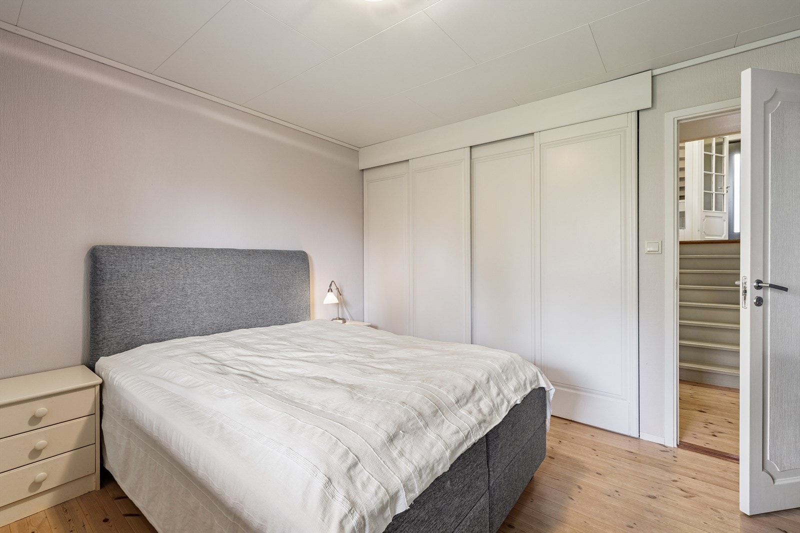 Boligen har totalt tre soverom, som alle ligger i underetasjen. Galleribilde