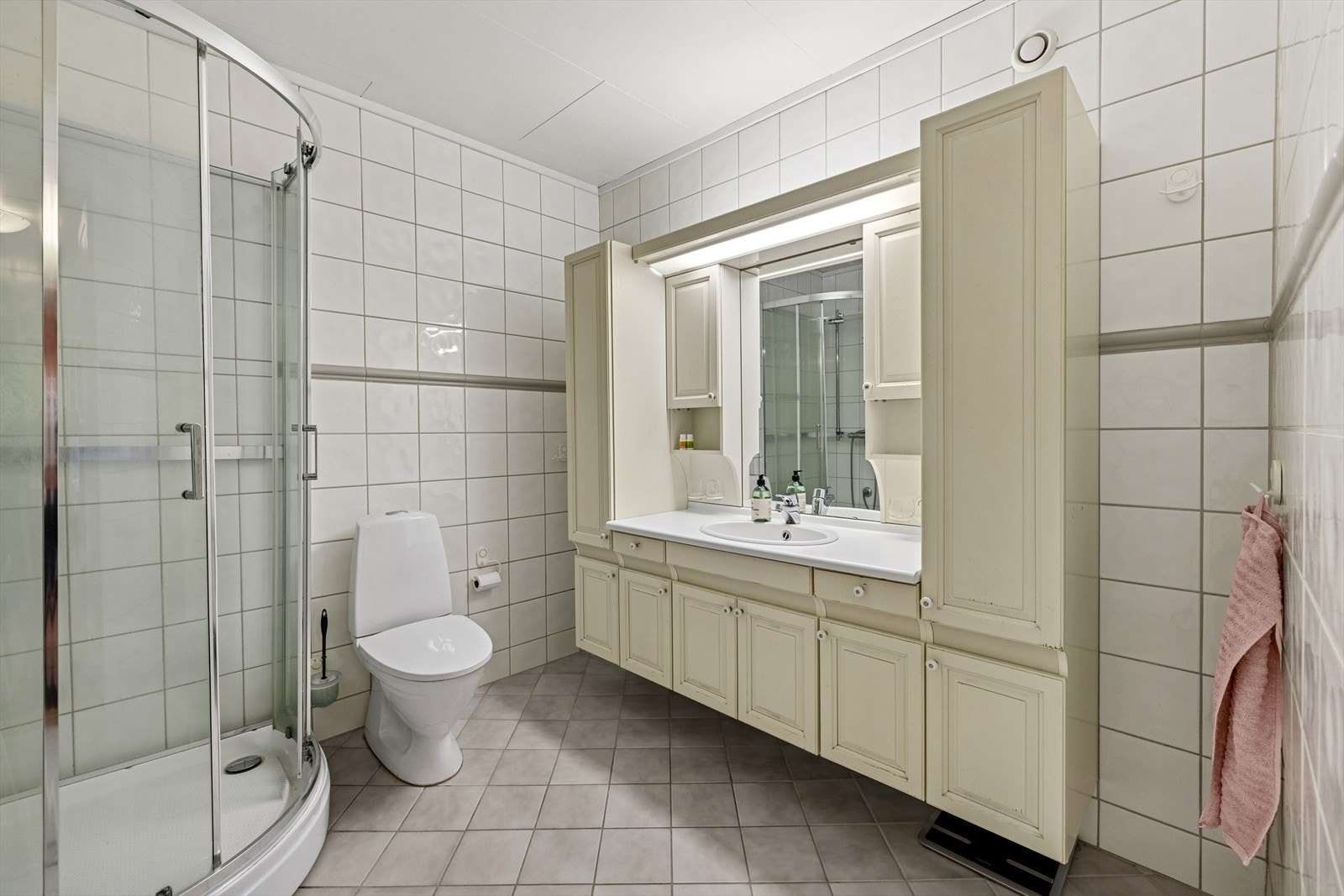 Badet ligger i underetasjen og er fra ca. 2000, med flislagte overflater og varmekabler i gulvet. Galleribilde