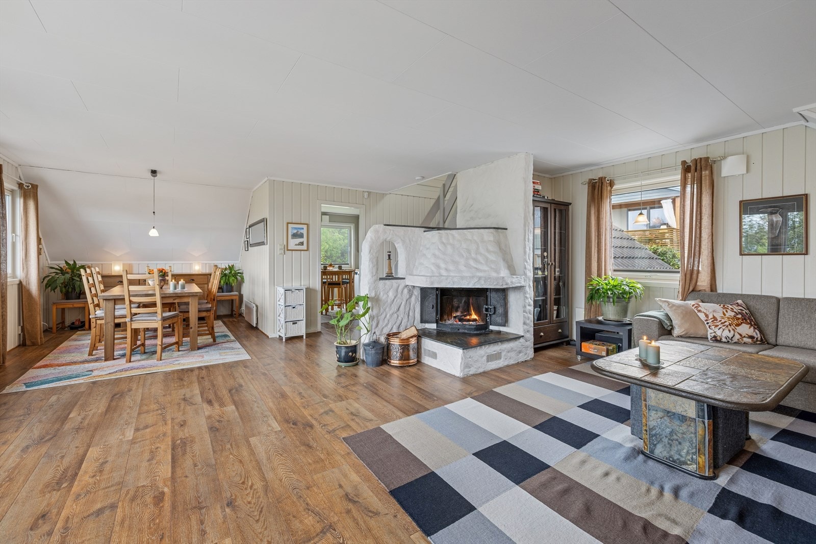 De mange vinduene, sammen med terrassedøren, gir rikelig med naturlig lys og skaper en luftig atmosfære. Galleribilde