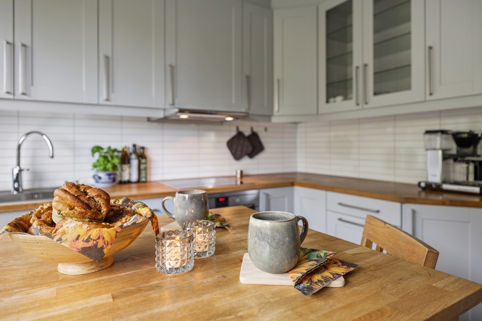 Mellom benkeplate og overskap er det montert plater som forenkler rengjøringen. Galleribilde