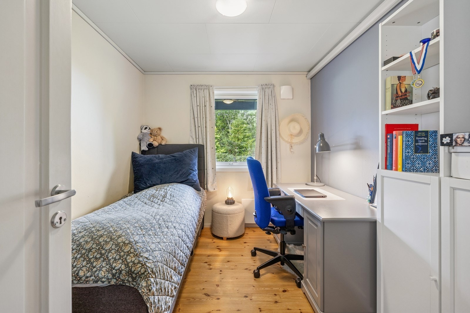 Soverommene har god plass til seng og tilhørende møbler. Galleribilde
