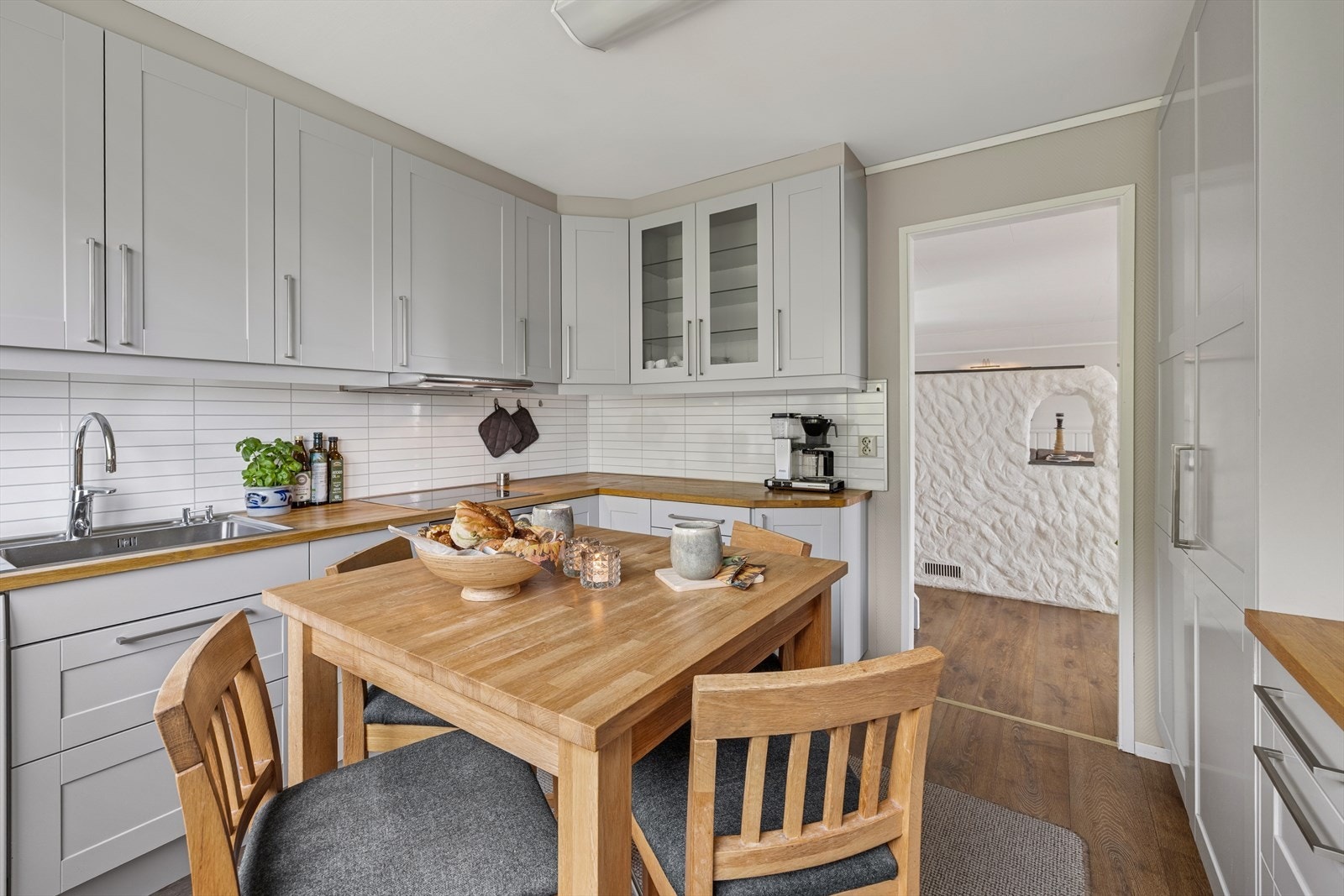 Kjøkkenet er utstyrt med integrert komfyr, koketopp, kjøl-og fryseskap, samt kjøkkenvifte med avtrekk over koketoppen. I tillegg nyere oppvaskmaskin. Galleribilde