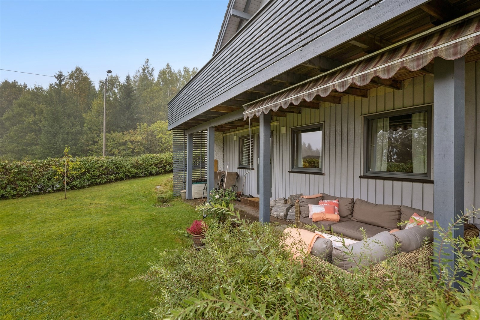 Terrassen er delvis overbygget av veranda over, har terrassemarkise som ekstra solskjerming og har direkte tilgang til den fine hagen. Galleribilde