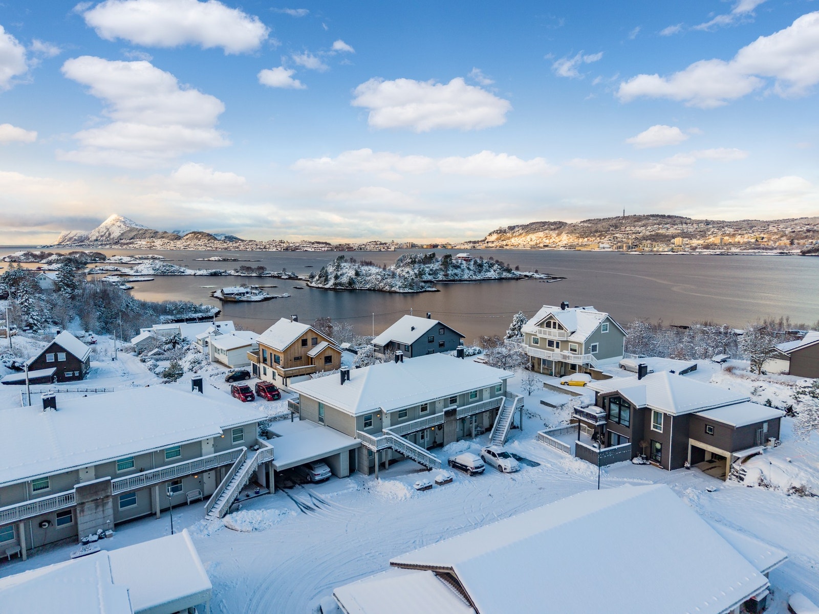 Boligen ligger med nærhet til sjø og naturområder. Galleribilde