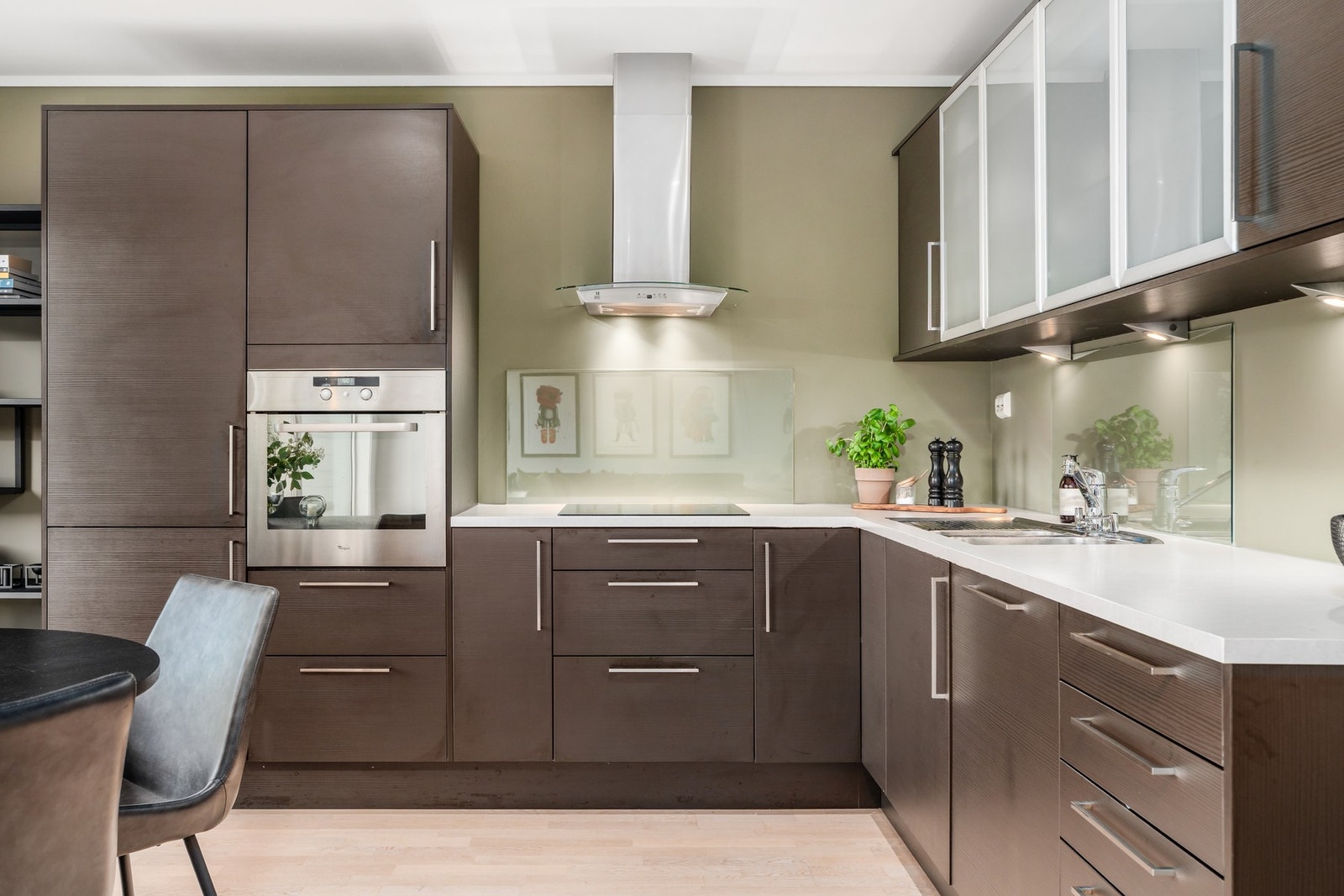 Oppgradert Noremakjøkken med integrerte hvitevarer. Galleribilde