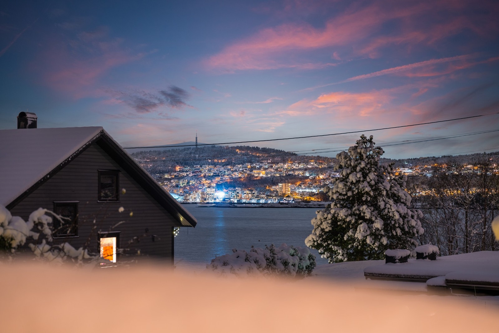 Boligen har fantastisk utsikt mot Borgundfjorden og Ålesund sentrum. Galleribilde