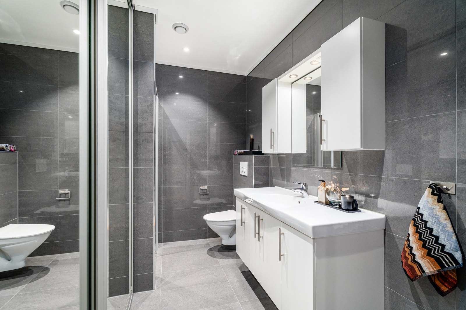 Badet er oppgradert i forhold til standardleveranse og fremstår moderne. Galleribilde