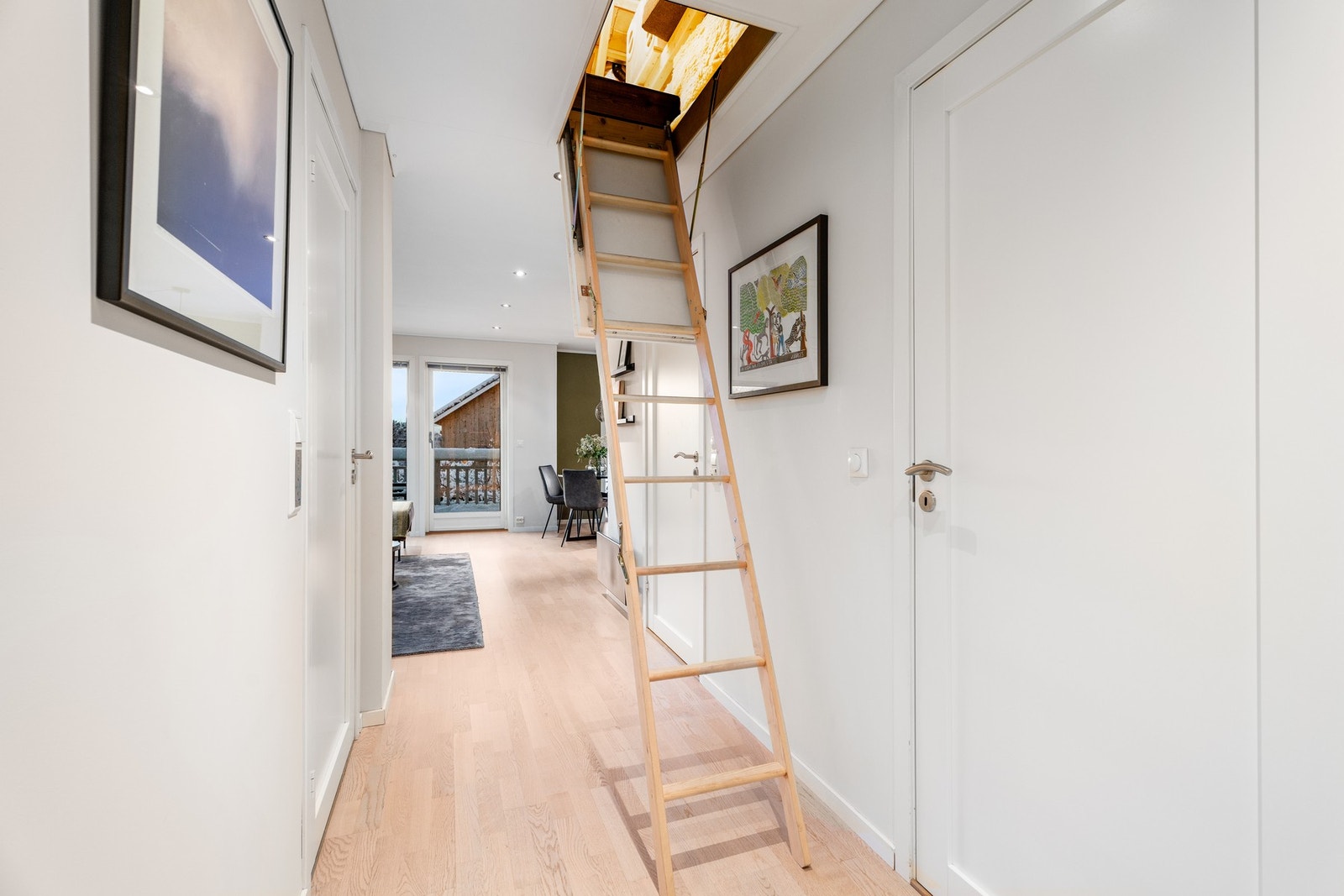 God oppbevaringsplass på kryploft, innvendig bod og utvendig bod. Galleribilde