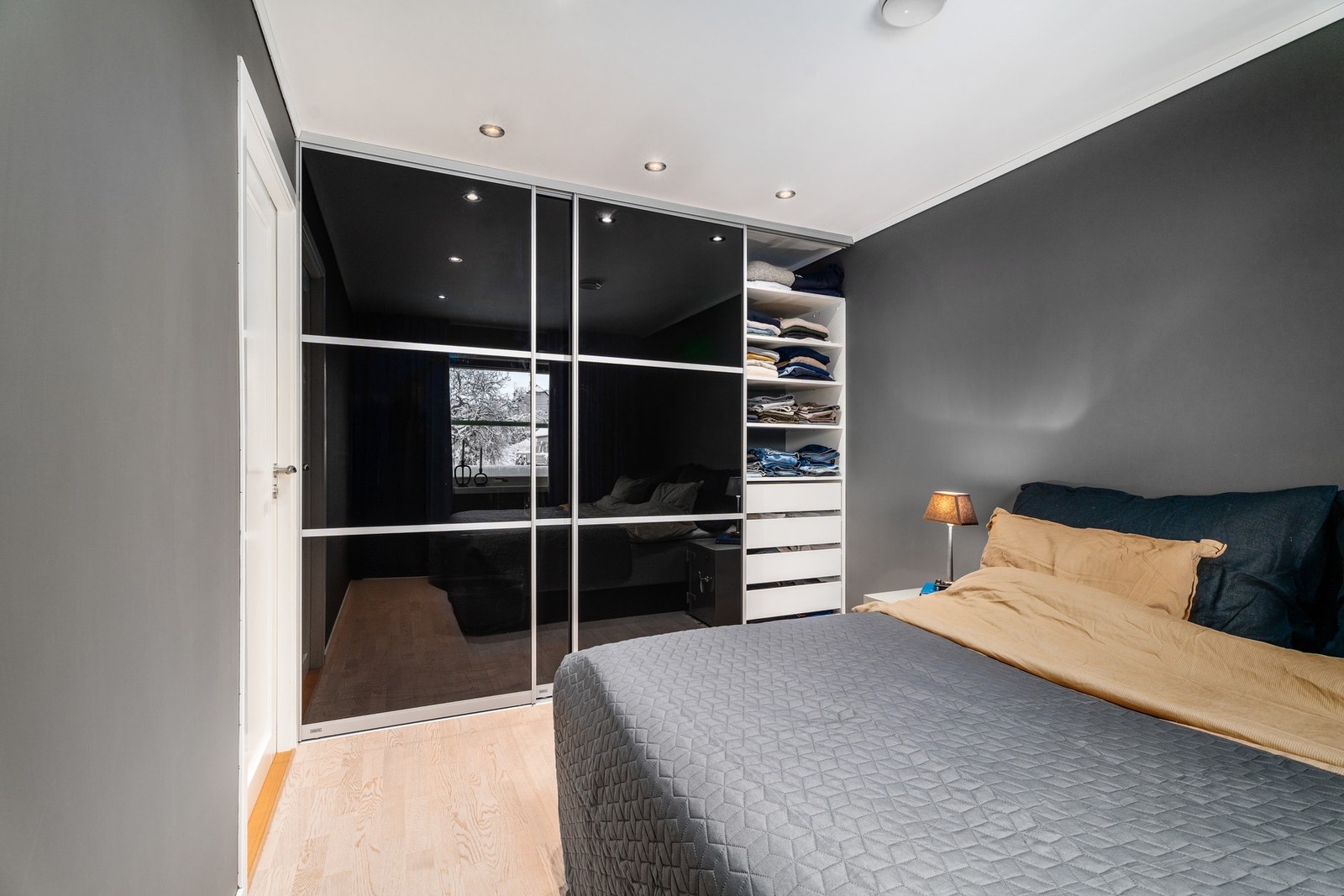 Skyvedørsgarderobe med god plass til klær og annen oppbevaring. Galleribilde