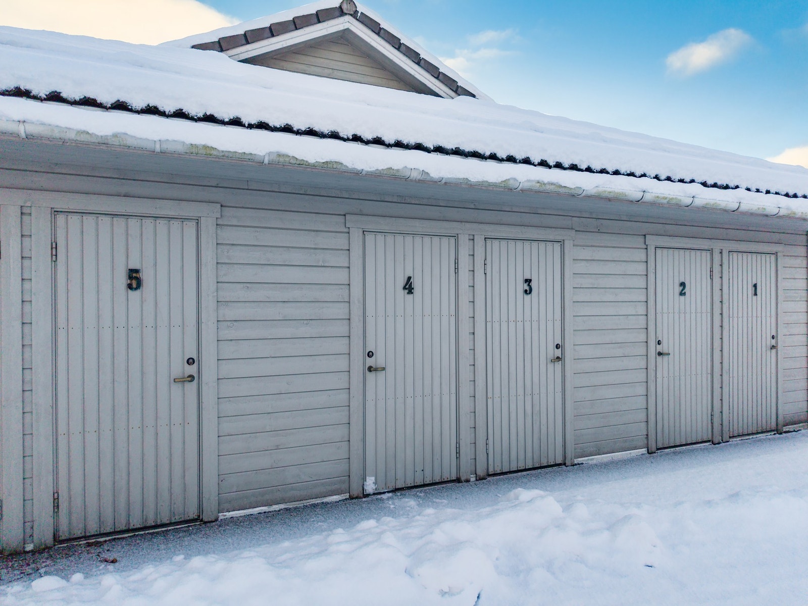 Utvendig bod og carport er merket med eget nummer. Galleribilde