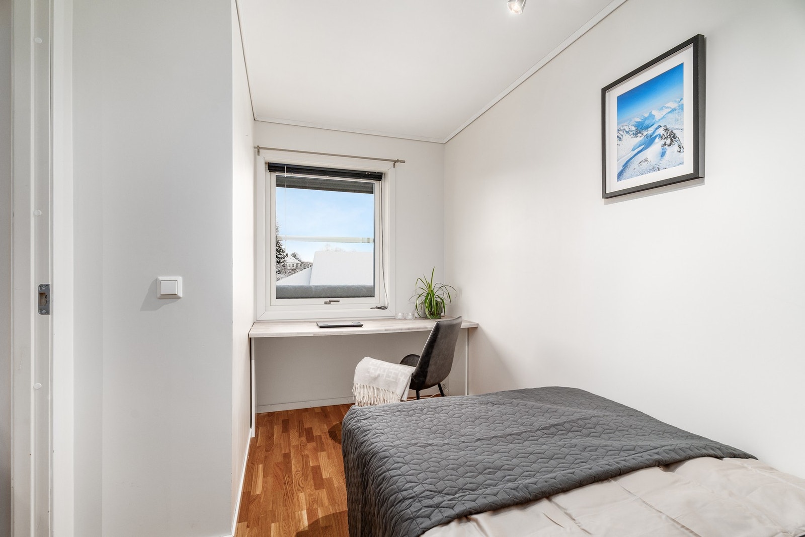 Soverom 2 passer fint som barnerom/kontor/gjesterom. Galleribilde