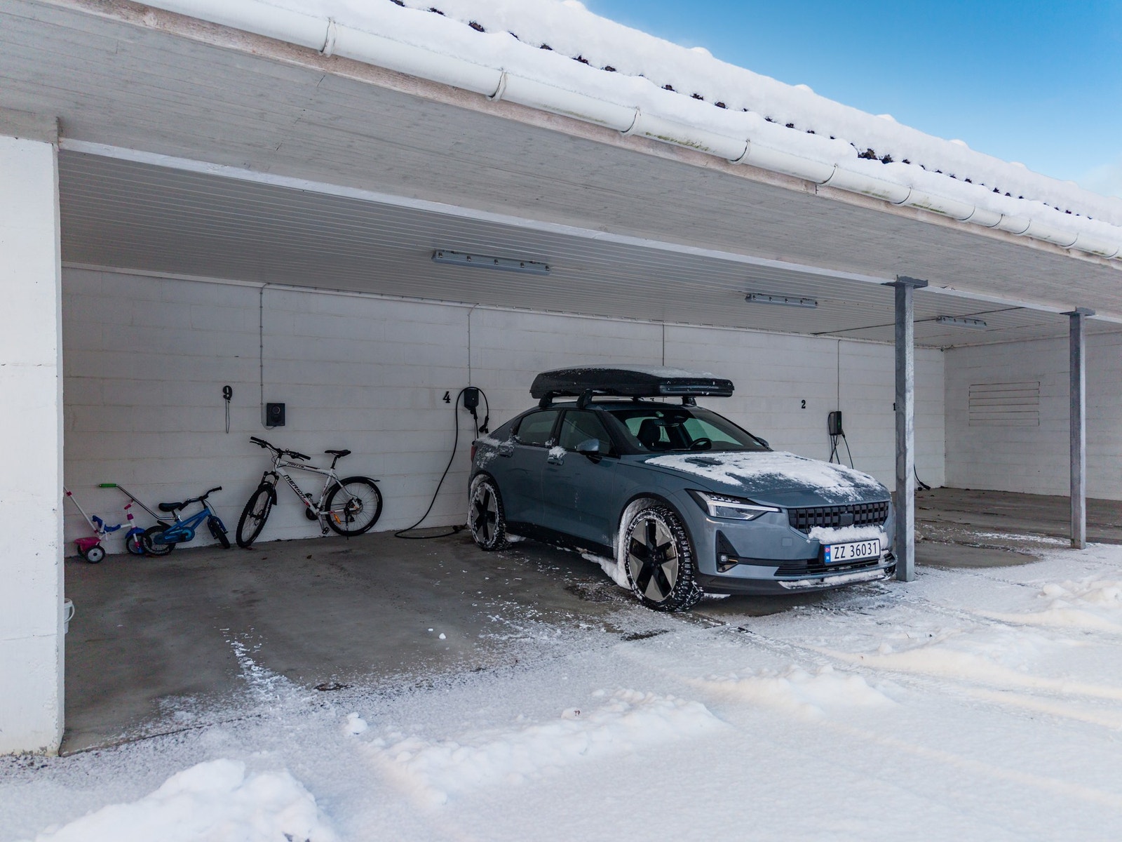 Carport med EL-billader. Galleribilde