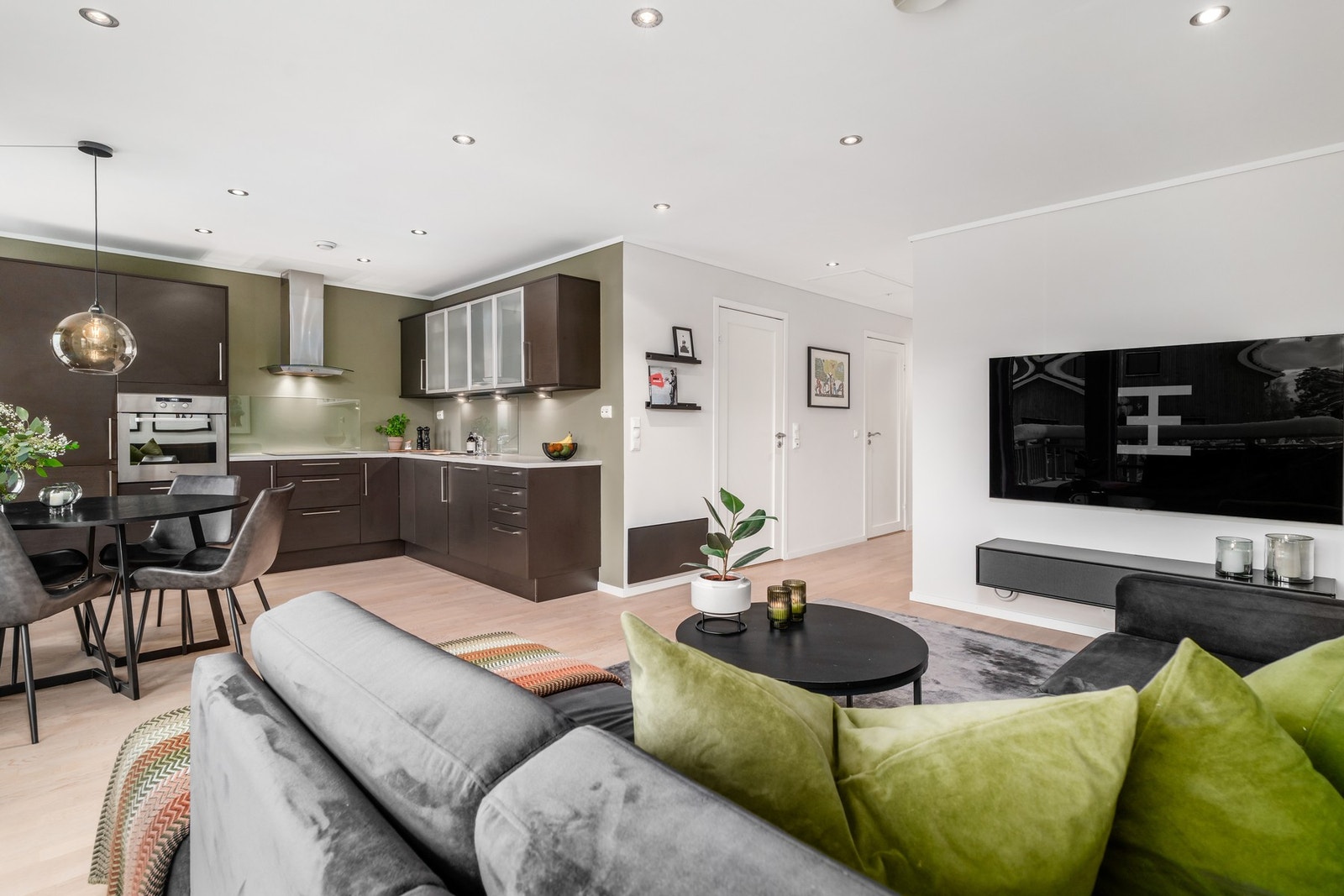 Åpen sosial løsning for stue og kjøkken. Galleribilde