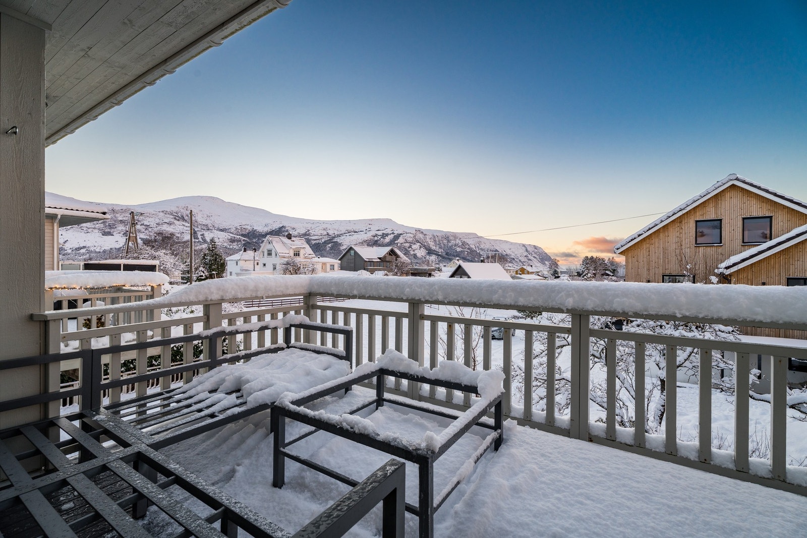 Utgang til vestvendt veranda fra stuen. Galleribilde