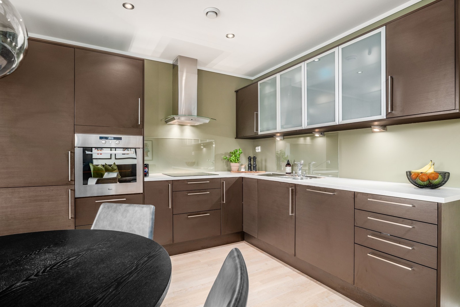 Kjøl-/fryseskap, stekeovn, platetopp og oppvaskmaskin medfølger i handelen. Galleribilde