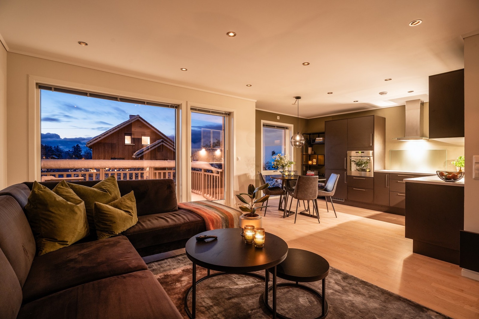 Rom for spiseavdeling mellom stue og kjøkken. Galleribilde