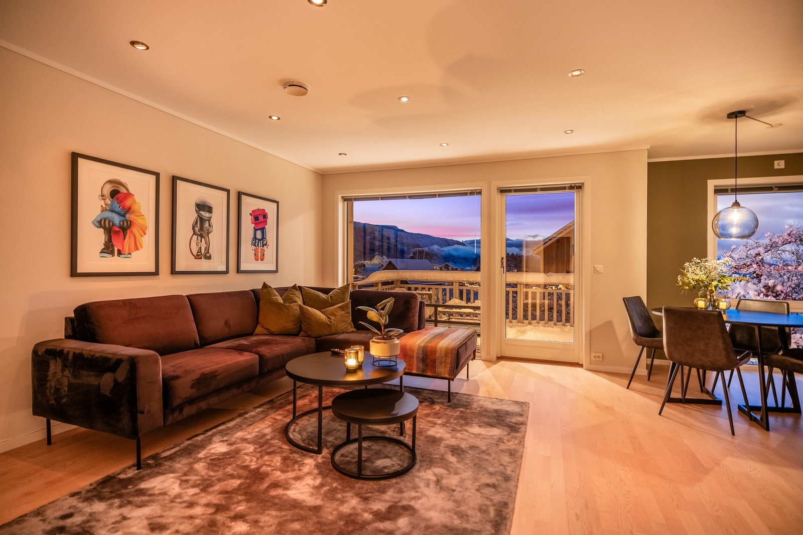 Flott belysning fra oppgradert EL-leveranse med flere downlights i tak. Galleribilde