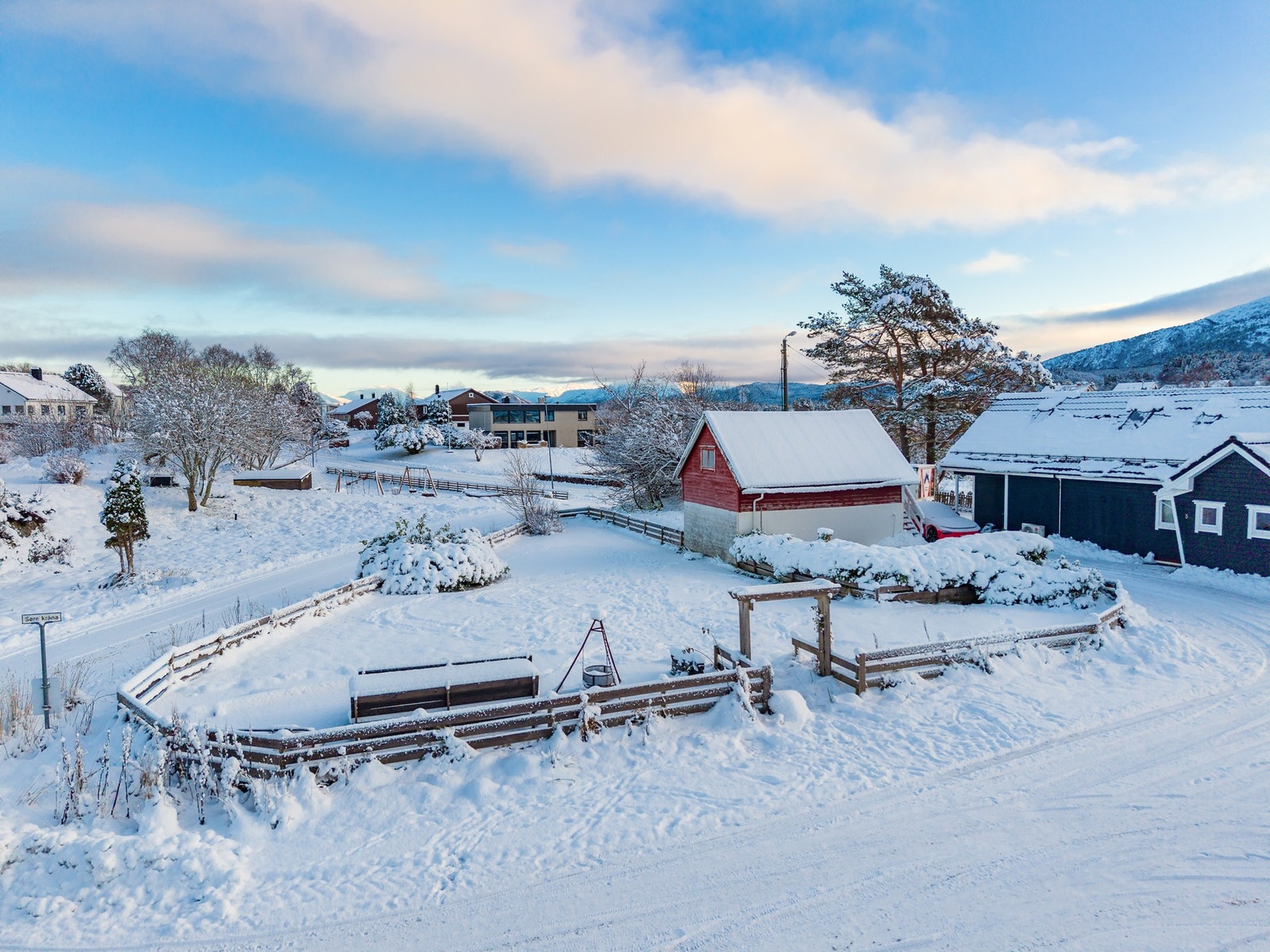 Fellesområde. I tillegg til sameiets egne innegjerdede areal er det en kvartalslekeplass like ved. Galleribilde