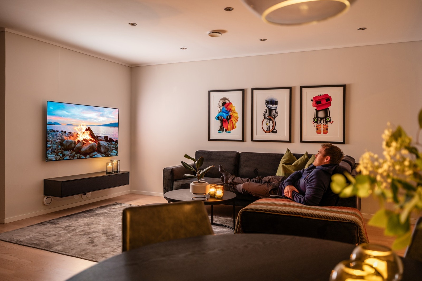 Det er muligheter for vedfyring i stuen. Galleribilde