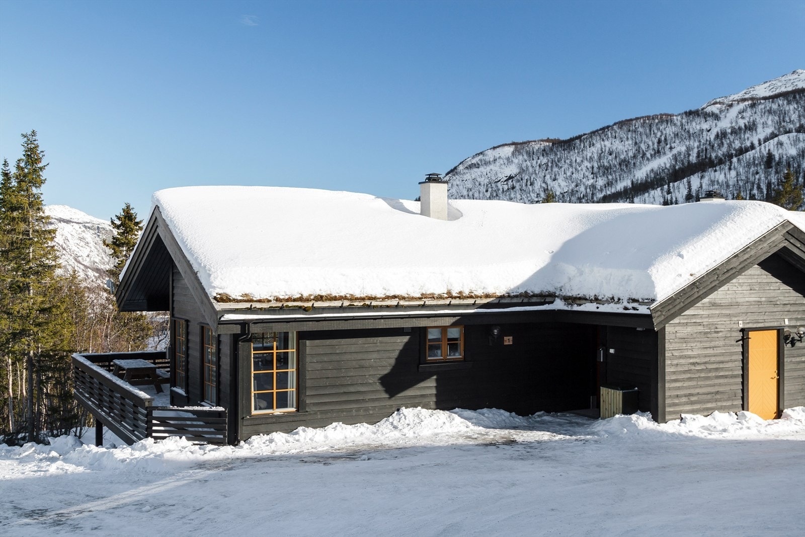 Parkeringsareal foran hytta. Galleribilde