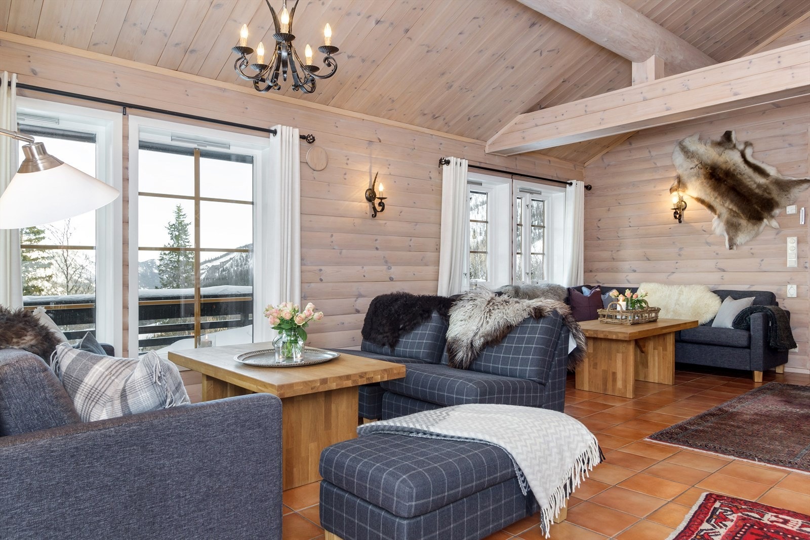 God takhøyde/raustet tak i oppholdsrommet. Galleribilde