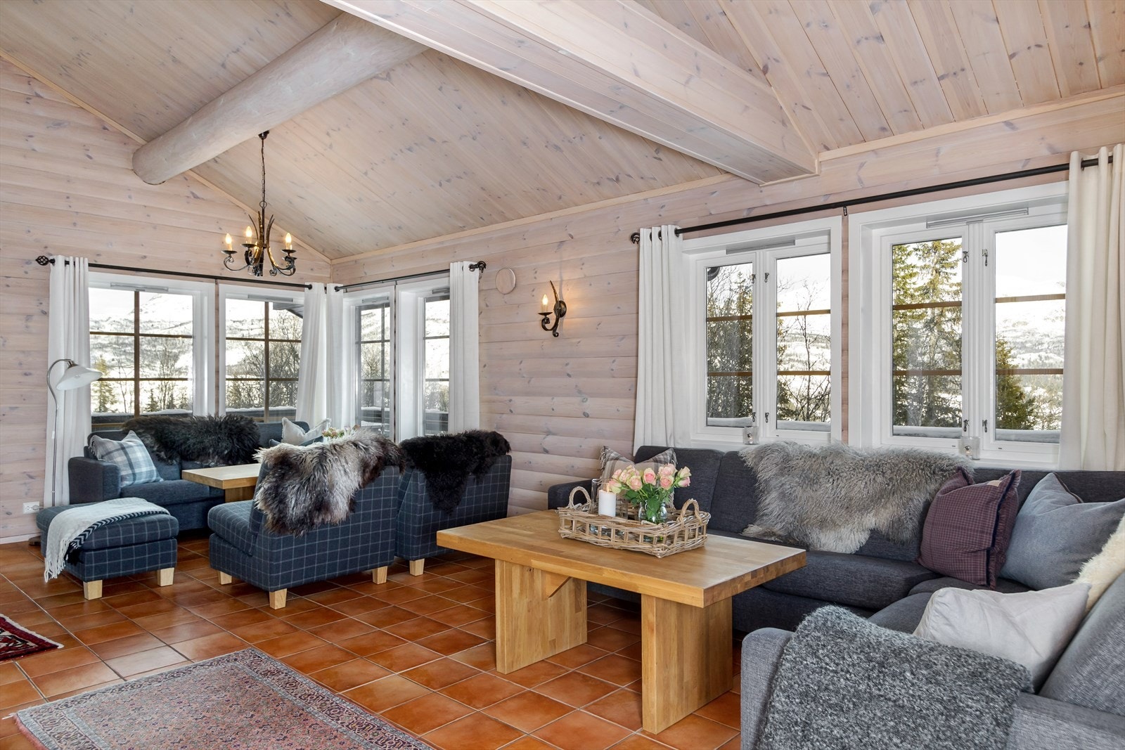 Stuen har plass til to sittegrupper. Galleribilde