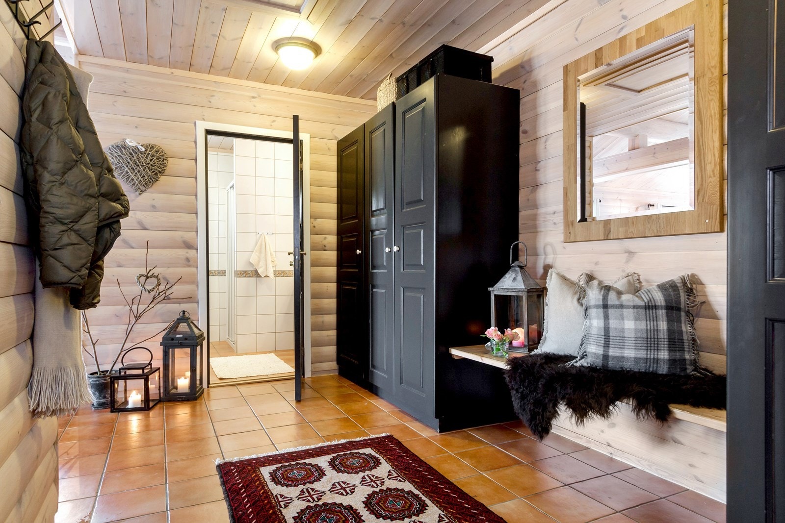 Flislagt entré med garderobeskap. Galleribilde