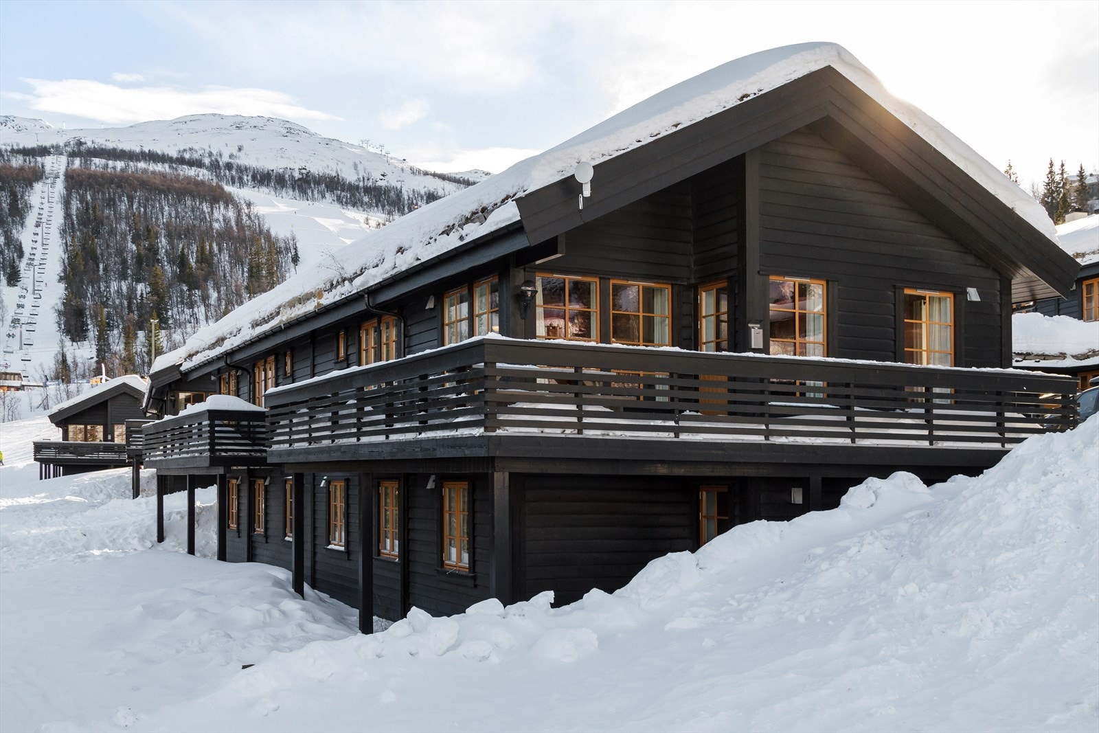 Hytta har meget god beliggenhet i første rekke mot skibakken, ski inn/ut til alpinanlegget. Galleribilde