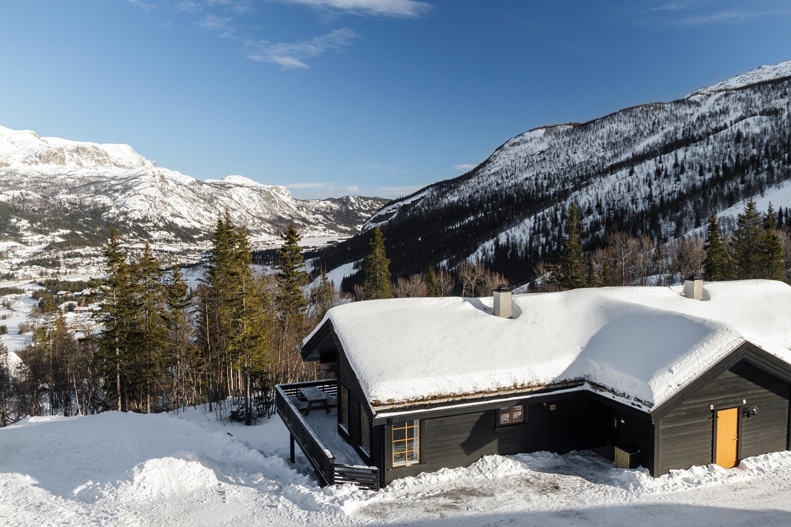 Hytta er en halvpart av dobbelhytte og ligger flott til med utsikt utover dalen og mot skianlegget. Galleribilde